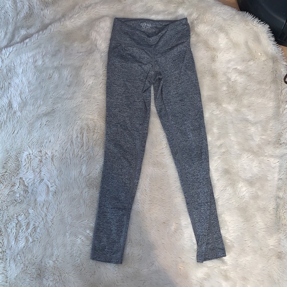 4 pairs of TNA leggings all size Xs - Picture 5 of 8